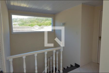 Casa de condomínio à venda com 160m², 6 quartos e 2 vagasEscada