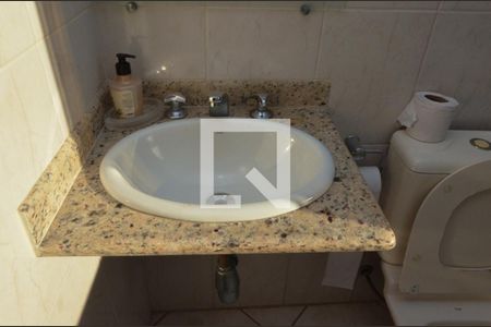 Casa de condomínio à venda com 160m², 6 quartos e 2 vagasBanheiro 3