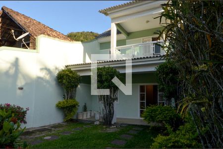 Casa de condomínio à venda com 160m², 6 quartos e 2 vagasÁrea externa