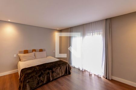 Casa de condomínio à venda com 810m², 4 quartos e 4 vagas Casa de condomínio à venda com 810m², 4 quartos e 4 vagasQuarto 4