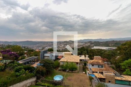 Casa de condomínio à venda com 810m², 4 quartos e 4 vagas Casa de condomínio à venda com 810m², 4 quartos e 4 vagasVista