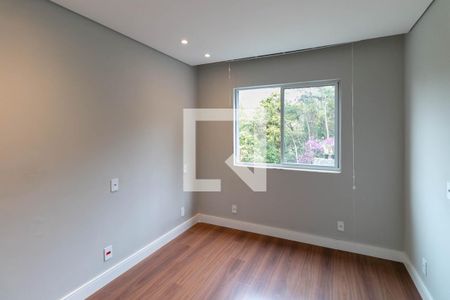 Casa de condomínio à venda com 810m², 4 quartos e 4 vagas Casa de condomínio à venda com 810m², 4 quartos e 4 vagasQuarto 3