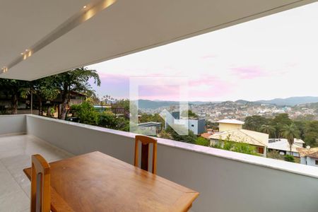 Casa de condomínio à venda com 810m², 4 quartos e 4 vagas Casa de condomínio à venda com 810m², 4 quartos e 4 vagasVaranda