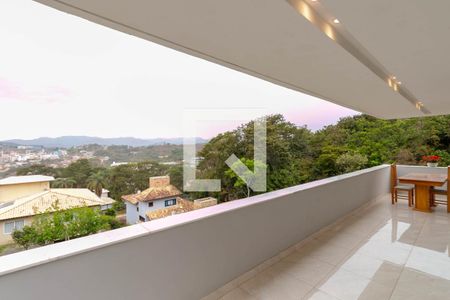 Casa de condomínio à venda com 810m², 4 quartos e 4 vagas Casa de condomínio à venda com 810m², 4 quartos e 4 vagasVaranda