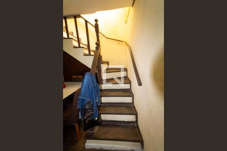 Casa à venda com 250m², 3 quartos e 2 vagasEscada