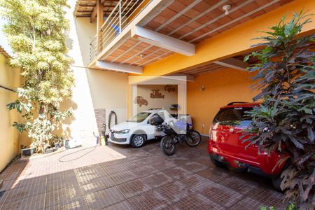 Casa à venda com 300m², 5 quartos e 5 vagas Casa à venda com 300m², 5 quartos e 5 vagasGaragem