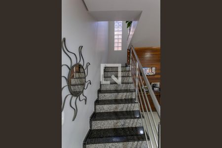 Casa à venda com 300m², 5 quartos e 5 vagas Casa à venda com 300m², 5 quartos e 5 vagasEscada