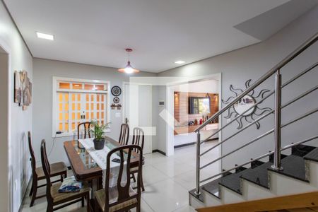 Casa à venda com 300m², 5 quartos e 5 vagas Casa à venda com 300m², 5 quartos e 5 vagasSala de Jantar