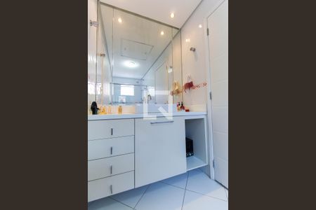 Casa à venda com 300m², 4 quartos e 4 vagasBanheiro da Suíte 2