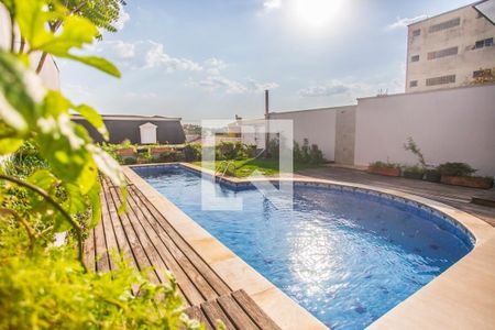 Casa à venda com 675m², 5 quartos e 8 vagas Casa à venda com 675m², 5 quartos e 8 vagasPiscina