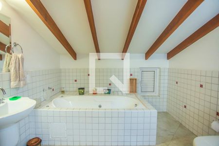 Casa à venda com 675m², 5 quartos e 8 vagas Casa à venda com 675m², 5 quartos e 8 vagasBanheiro Suíte