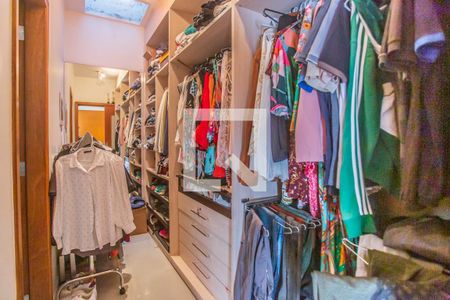 Casa à venda com 675m², 5 quartos e 8 vagas Casa à venda com 675m², 5 quartos e 8 vagasCloset