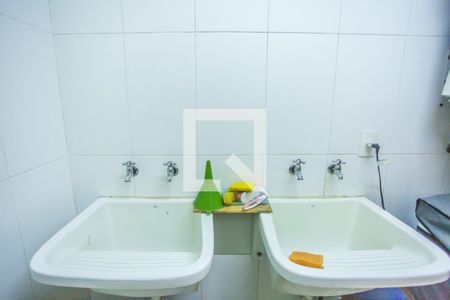 Casa à venda com 675m², 5 quartos e 8 vagas Casa à venda com 675m², 5 quartos e 8 vagasÁrea de Serviço