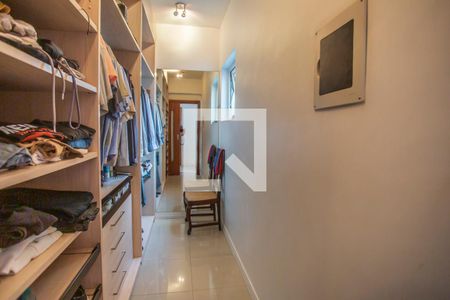 Casa à venda com 675m², 5 quartos e 8 vagas Casa à venda com 675m², 5 quartos e 8 vagasCloset