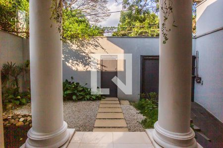 Casa à venda com 675m², 5 quartos e 8 vagas Casa à venda com 675m², 5 quartos e 8 vagasEntrada