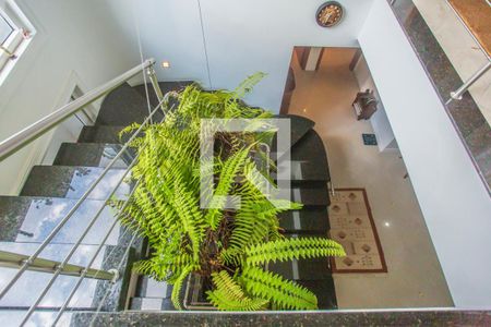 Casa à venda com 675m², 5 quartos e 8 vagas Casa à venda com 675m², 5 quartos e 8 vagasEscadas - Piso superior