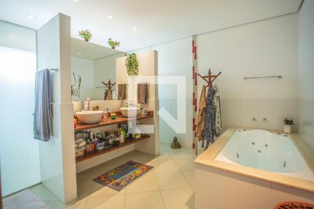 Casa à venda com 675m², 5 quartos e 8 vagas Casa à venda com 675m², 5 quartos e 8 vagasBanheiro Suíte