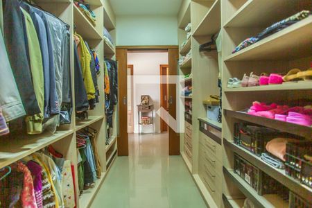 Casa à venda com 675m², 5 quartos e 8 vagas Casa à venda com 675m², 5 quartos e 8 vagasCloset