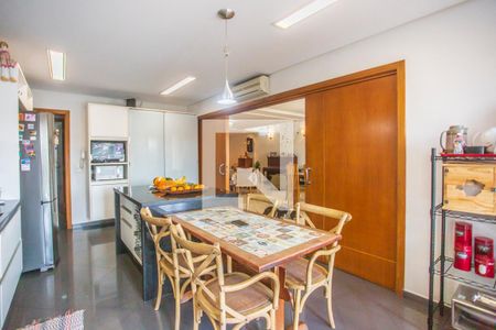 Casa à venda com 675m², 5 quartos e 8 vagas Casa à venda com 675m², 5 quartos e 8 vagasCozinha