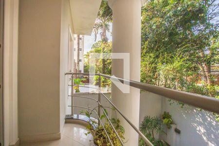 Casa à venda com 675m², 5 quartos e 8 vagas Casa à venda com 675m², 5 quartos e 8 vagasVaranda