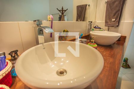 Casa à venda com 675m², 5 quartos e 8 vagas Casa à venda com 675m², 5 quartos e 8 vagasBanheiro Suíte