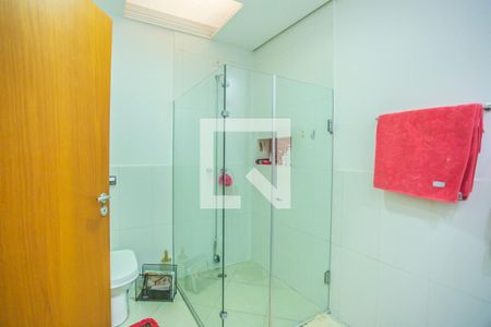 Casa à venda com 675m², 5 quartos e 8 vagas Casa à venda com 675m², 5 quartos e 8 vagasBanheiro Suíte