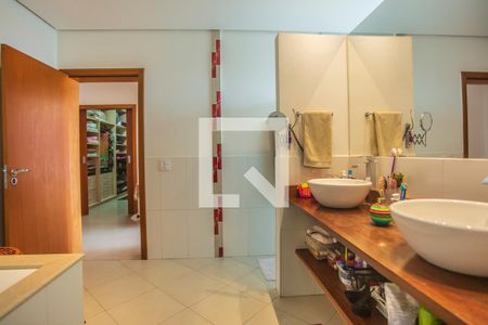 Casa à venda com 675m², 5 quartos e 8 vagas Casa à venda com 675m², 5 quartos e 8 vagasBanheiro Suíte