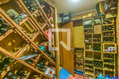 Casa à venda com 675m², 5 quartos e 8 vagas Casa à venda com 675m², 5 quartos e 8 vagasAdega