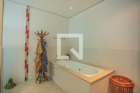 Casa à venda com 675m², 5 quartos e 8 vagas Casa à venda com 675m², 5 quartos e 8 vagasBanheiro Suíte
