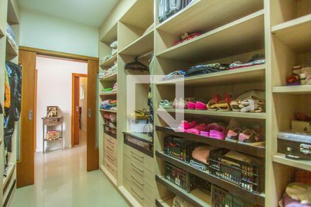 Casa à venda com 675m², 5 quartos e 8 vagas Casa à venda com 675m², 5 quartos e 8 vagasCloset