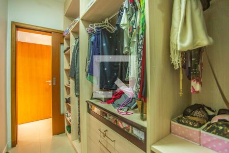 Casa à venda com 675m², 5 quartos e 8 vagas Casa à venda com 675m², 5 quartos e 8 vagasCloset