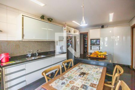 Casa à venda com 675m², 5 quartos e 8 vagas Casa à venda com 675m², 5 quartos e 8 vagasCozinha