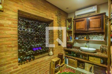Casa à venda com 675m², 5 quartos e 8 vagas Casa à venda com 675m², 5 quartos e 8 vagasAdega