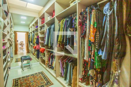 Casa à venda com 675m², 5 quartos e 8 vagas Casa à venda com 675m², 5 quartos e 8 vagasCloset