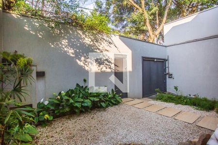 Casa à venda com 675m², 5 quartos e 8 vagas Casa à venda com 675m², 5 quartos e 8 vagasEntrada