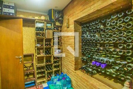 Casa à venda com 675m², 5 quartos e 8 vagas Casa à venda com 675m², 5 quartos e 8 vagasAdega
