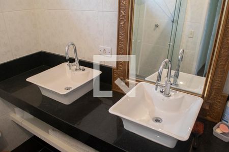 Apartamento à venda com 240m², 4 quartos e 3 vagas Apartamento à venda com 240m², 4 quartos e 3 vagasBanheiro Quarto 1