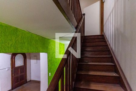 Casa à venda com 205m², 3 quartos e 2 vagasEscada - Acesso Quartos