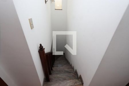 Casa para alugar com 120m², 3 quartos e 2 vagasEscada