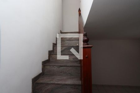 Casa para alugar com 120m², 3 quartos e 2 vagasEscada