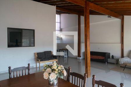 Casa à venda com 500m², 4 quartos e 3 vagas Casa à venda com 500m², 4 quartos e 3 vagasVaranda