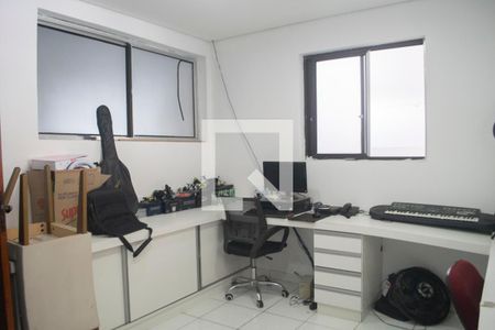 Casa à venda com 500m², 4 quartos e 3 vagas Casa à venda com 500m², 4 quartos e 3 vagasEscritório