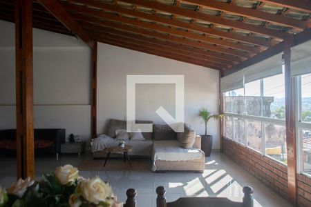 Casa à venda com 500m², 4 quartos e 3 vagas Casa à venda com 500m², 4 quartos e 3 vagasVaranda