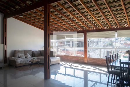 Casa à venda com 500m², 4 quartos e 3 vagas Casa à venda com 500m², 4 quartos e 3 vagasVaranda