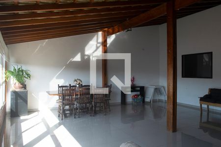Casa à venda com 500m², 4 quartos e 3 vagas Casa à venda com 500m², 4 quartos e 3 vagasVaranda