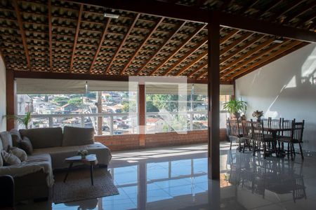 Casa à venda com 500m², 4 quartos e 3 vagas Casa à venda com 500m², 4 quartos e 3 vagasVaranda