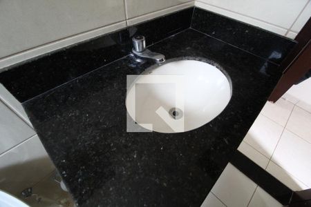 Banheiro da Suíte de apartamento para alugar com 2 quartos, 68m² em Santa Mônica, Uberlândia