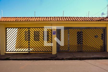 Casa para alugar com 259m², 3 quartos e 3 vagas Casa para alugar com 259m², 3 quartos e 3 vagasFachada