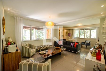 Sala de casa de condomínio para alugar com 5 quartos, 242m² em Maceio, Niterói