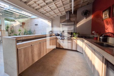 Casa à venda com 320m², 4 quartos e 3 vagas Casa à venda com 320m², 4 quartos e 3 vagasÁrea comum - Churrasqueira